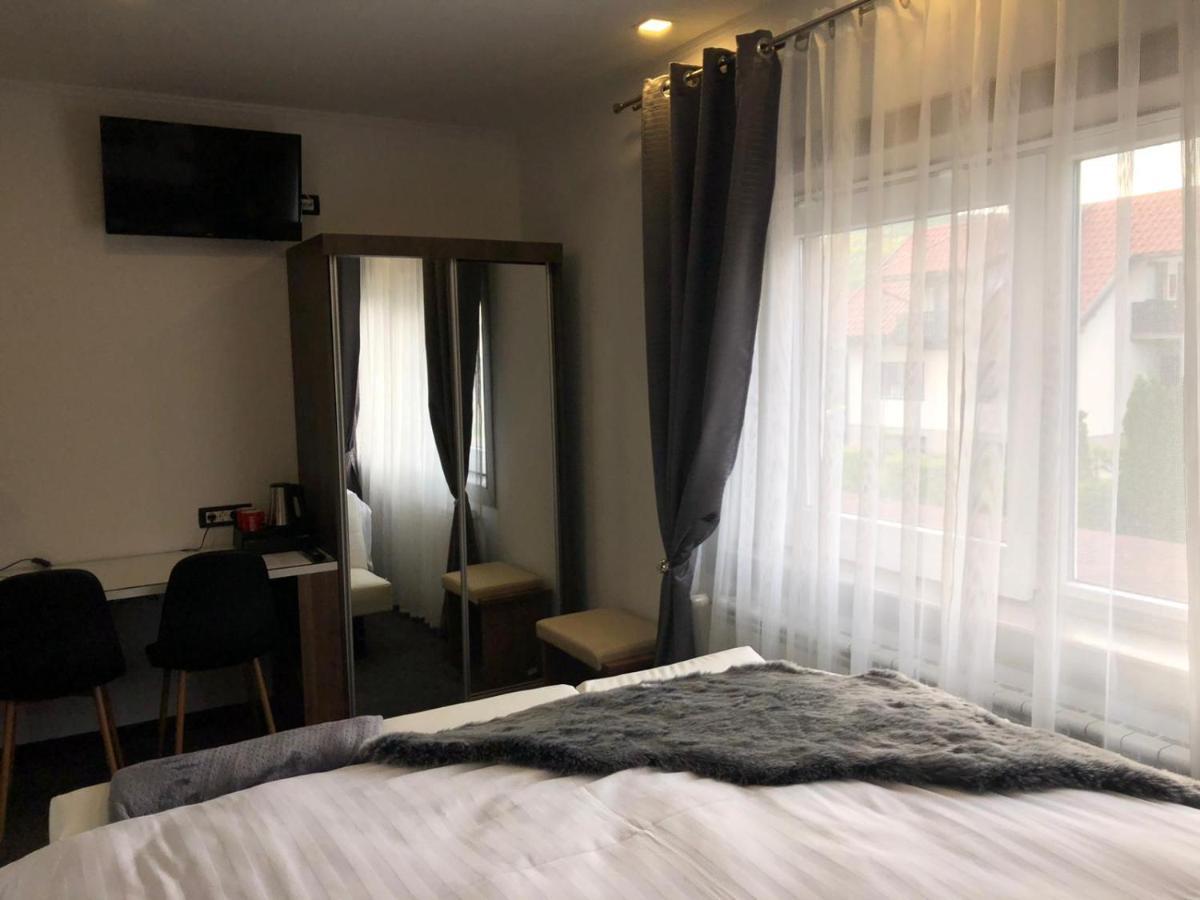 Luxury Lira Ogulin