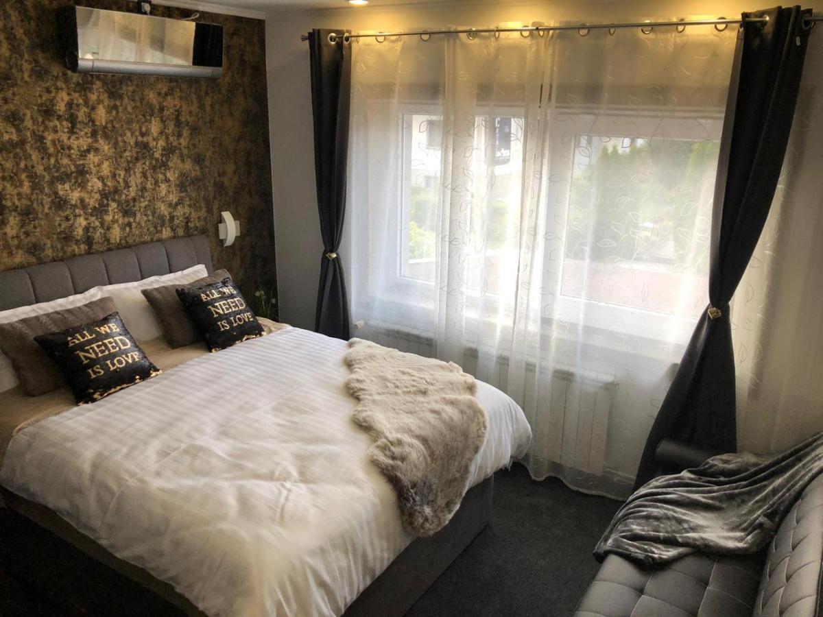 Luxury Lira Ogulin